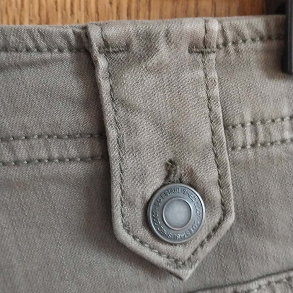 SO NWT High-Rise Utility Shorts Frayed Hem Size 13 Olive Green 2.5" Inseam - Picture 9 of 13